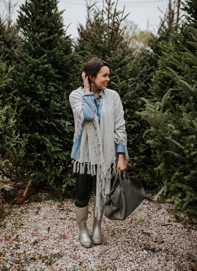 How to wear silver Hunter boots with a casual outfit